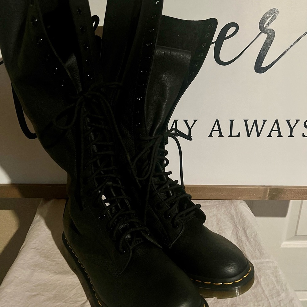 Dr. Martens 20 Eye Black Combat Boots